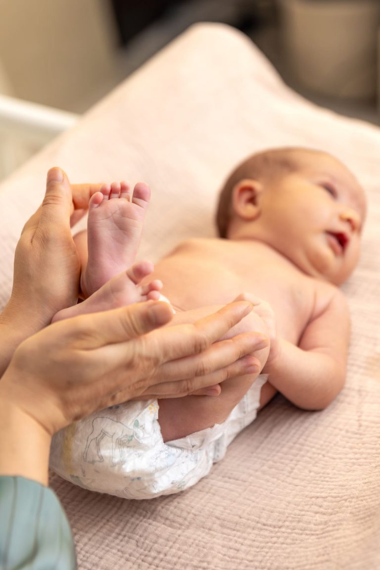 massage bébé pieds
