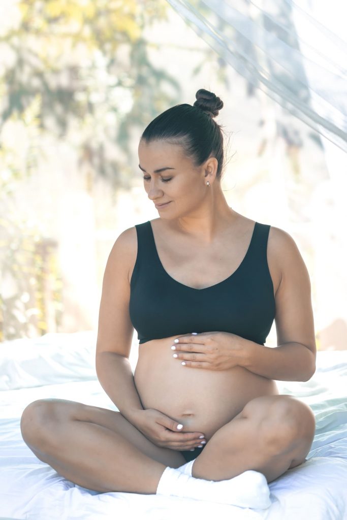 femme enceinte heureuse