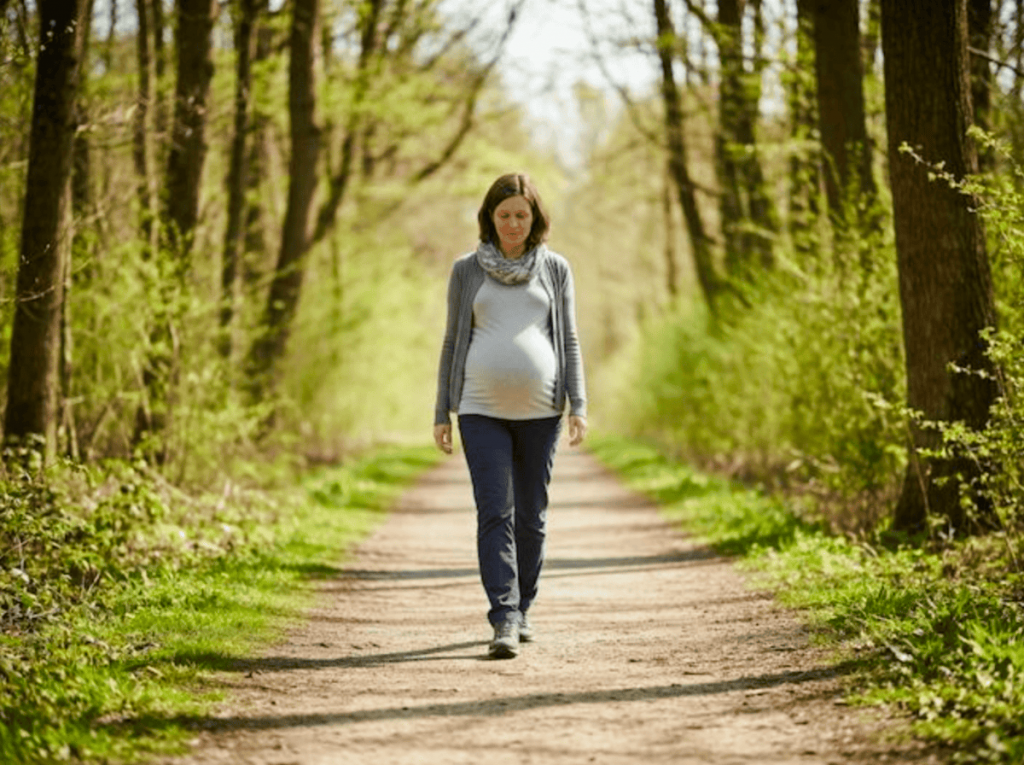 photo d’une femme enceinte en train de faire une marche